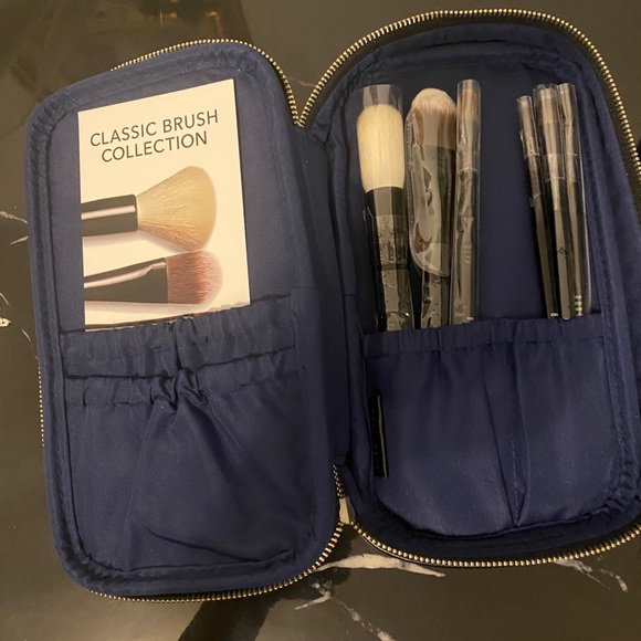 Bobbi Brown Classic Brush Set - NEVER USED - Picture 4 of 4